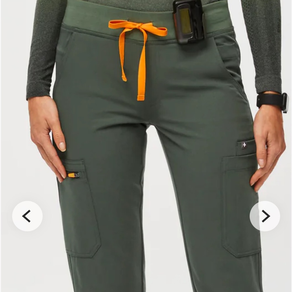 Figs yola skinny 2.0 scrub pants. Moss color. Size medium/Tall.